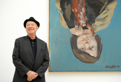 Zum 85. von Georg Baselitz: Der Maler, der die Welt auf den Kopf stellte - Georg Baselitz 2014 bei einer Ausstellung in München vor seinem Gemälde "Elke 1", das seine Frau zeigt - typischerweise auf dem Kopf stehend.