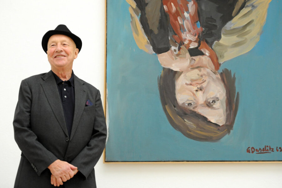 Zum 85. von Georg Baselitz: Der Maler, der die Welt auf den Kopf stellte - Georg Baselitz 2014 bei einer Ausstellung in München vor seinem Gemälde "Elke 1", das seine Frau zeigt - typischerweise auf dem Kopf stehend.