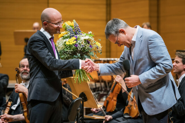 Zum Abschied: Stehende Ovationen beim letzten Sinfoniekonzert in Chemnitz mit Guillermo García Calvo - Christoph Dittrich, Generalintendant der Theater Chemnitz (rechts), dankt dem scheidenden Generalmusikdirektor Guillermo García Calvo bei seinem letzten Sinfoniekonzert.