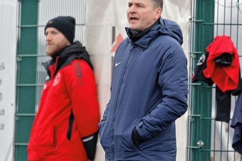 Zum Abschluss auf den Rasenplatz - Trainer Sven Schmidt vom Meeraner SV freut sich auf das Spiel gegen Oelsnitz. 