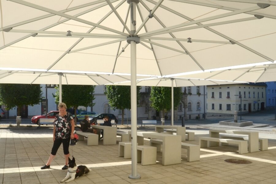 Zum Auftakt Shopping unter Schirmen - Vier XXL-Schirme bieten auf dem Treuener Markt künftig Schutz vor Sonne und Regen. Zur Neuausstattung des Marktplatzes gehören außerdem neue Sitzgruppen aus Beton.