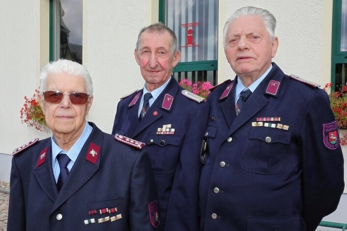 Zum Dienstjubiläum wurde auch in Erinnerungen gekramt - Der Kreisfeuerwehrverband hat Rainer Beck, Gotthold Weißflog und Walther Vieweg (von links) für 70 Jahre Mitgliedschaft in der freiwilligen Feuerwehr geehrt. 