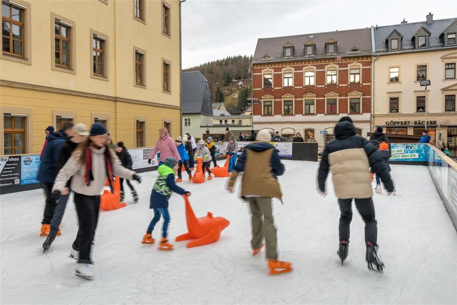 Zum Eishockey ins Erzgebirge: Überraschendes Finale auf der Eisbahn in Olbernhau - In der Olbernhauer Innenstadt lädt die Eisbahn noch bis zum 7. Januar zum Schlittschuhlaufen ein.