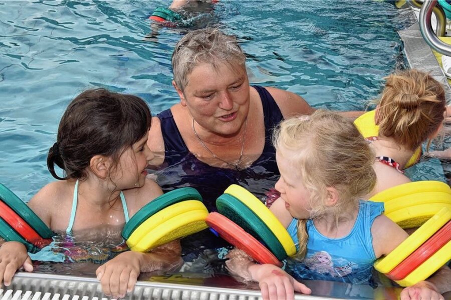 Zum Ferienauftakt lockt Abkühlung im Erlebnisbad Mulda - Schule zum Ferienbeginn: Schwimmen lernen bei Veronika Gottwald, das Ziel ist das Seepferdchen.