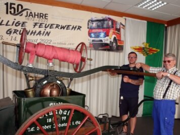 Zum Feuerwehrjubiläum gibt es eine echte Spritzenparade - Stadtteilwehrleiter Mischa Heiden (l.) und Orga-Chef Rolf Spangler an der historischen Spritze. 