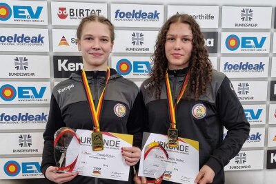 Zum fünften Mal: Thalheimer Ringerinnen gewinnen Gold bei Deutschen Meisterschaften - Freuen sich über ihre jeweils fünfte Deutsche Meisterschaft: Cassidy Richter (l.) und Naemi Leistner vom RV Thalheim.