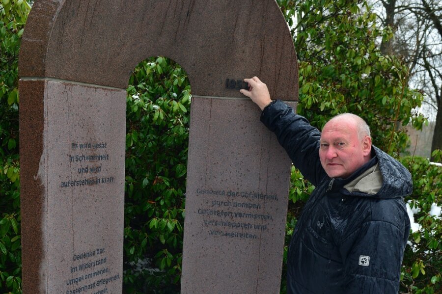 Zum Gedenken aller Kriegsopfer - Steinmetzmeister Frank Böttger am neuen Denkmal auf dem Friedhof in Mittweida: Er musste noch eine Jahreszahl anbringen. 