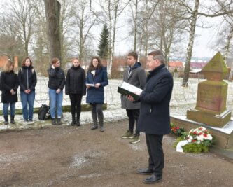 Zum Gedenktag: Lyrik und Stolpersteine - Freibergs Oberbürgermeister Sven Krüger erinnerte auf dem Friedhof am Gedenkstein für die Opfer des Nationalsozialismus auch an die jüdischen Zwangsarbeiterinnen damals in Freiberg. 