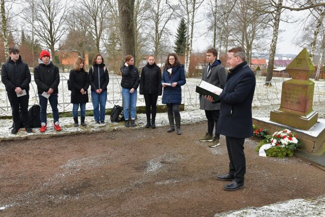 Freibergs Oberbürgermeister Sven Krüger erinnerte auf dem Friedhof am Gedenkstein für die Opfer des Nationalsozialismus auch an die jüdischen Zwangsarbeiterinnen damals in Freiberg.
