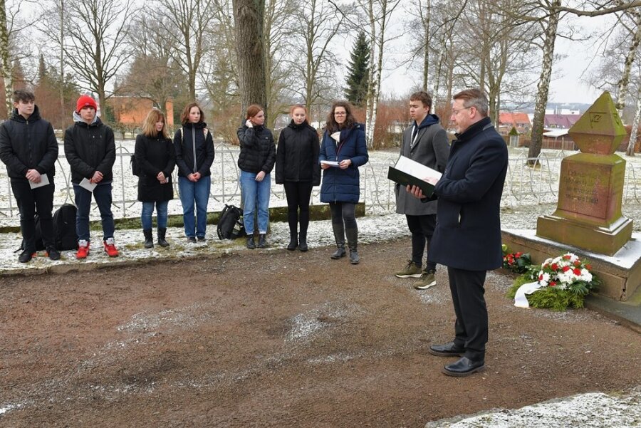 Freibergs Oberbürgermeister Sven Krüger erinnerte auf dem Friedhof am Gedenkstein für die Opfer des Nationalsozialismus auch an die jüdischen Zwangsarbeiterinnen damals in Freiberg.