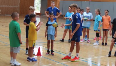 Zum Jubiläum beim Meister - Die Kinder des HC Louny mit ihren Auer Trainern Matej Jahoda (Mitte, im blauen Trikot) und Leon Thomas (im Hintergrund).