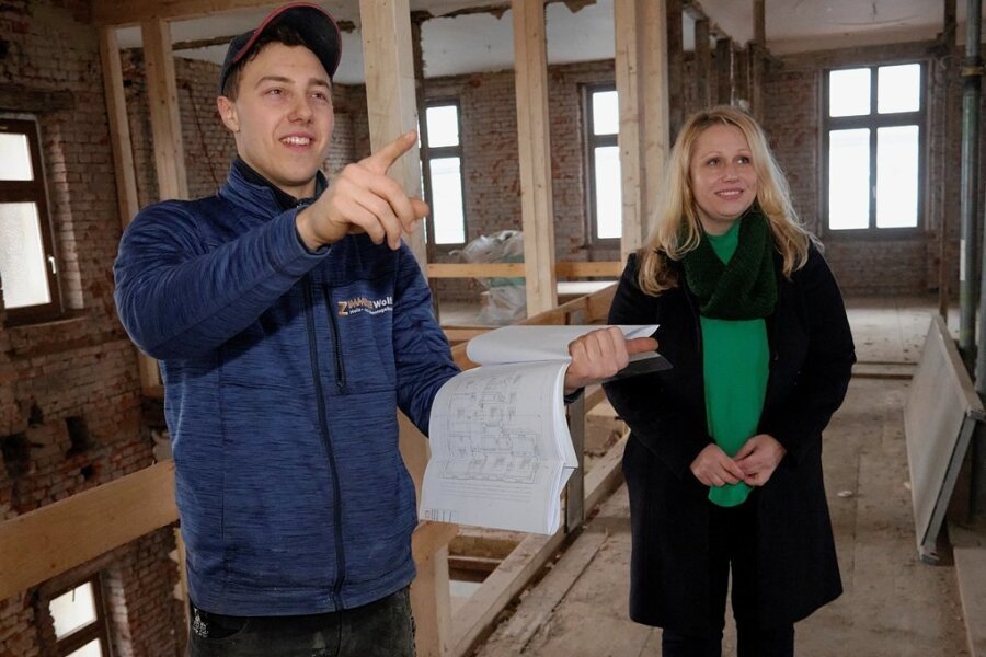 Woba-Chefin Daniela Raschpichler bei einer Baubesprechung mit Carsten Seipelt von der Zimmerei Wolf im Haus Solbrigplatz 6. 