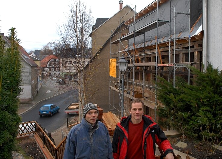 Zum ältesten Haus Hainichens führen Stufen - 
              <p class="artikelinhalt">Falk Selbmann (r.) und Ronald Kolbe sanieren mit dem Gebäude An den Stufen 1 das älteste Wohnhaus in Hainichen. </p>
            