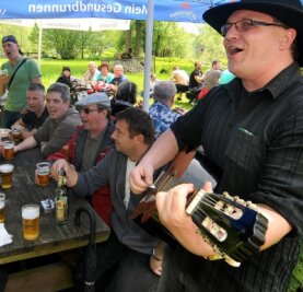 Zum Männertag fließt kein Bier vom Fass - So sah es sonst zum Männertag in Sachsenburg aus, da griff Andreas Wegert auch zur Gitarre. In diesem Jahr gibt es keine Sitzplätze im Biergarten.