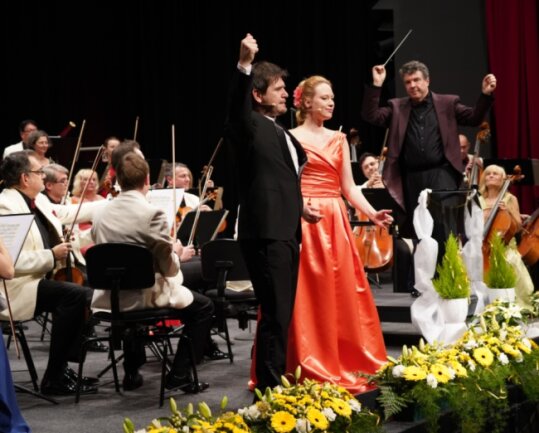 Sechs Konzerte absolvierte die Vogtland-Philharmonie über den Jahreswechsel in der Vogtlandhalle Greiz. Als Solisten standen Elisabeth von Stritzky (Sopran) und Santiago Bürgi (Tenor) auf der Bühne. Dirigent und Moderator war Dorian Keilhack. 