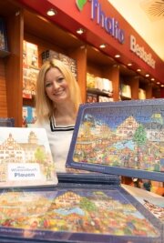 Zum Plauener Wimmelbuch gibt es jetzt ein passendes Puzzle - Sophie Gürtler vom Dachverband Stadtmarketing mit dem neuen Puzzle und dem Plauener Wimmelbuch. 