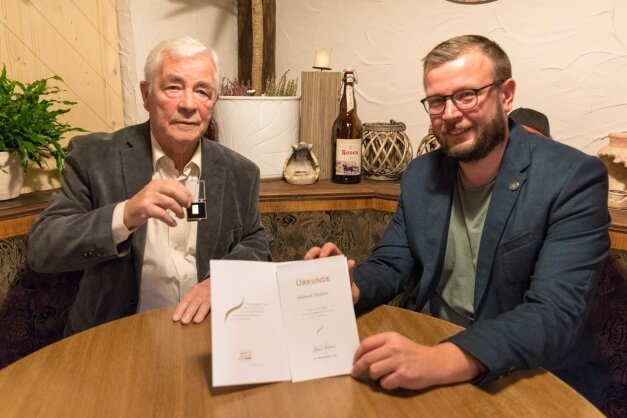 Zum runden Geburtstag gibt es ein besonderes Geschenk - Überraschung zum Ehrentag: Helmut Heinze (l.) hat von Benjamin Kahlert, dem Geschäftsführer des Kreissportbundes Mittelsachsen, die Goldene Ehrennadel bekommen. 