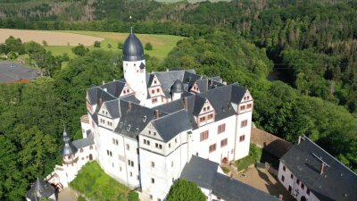Zum Schloss Rochsburg - und süßen Leckereien - Das Schloss thront über der Zwickauer Mulde. So schön wie der Bau ist auch der Weg dorthin. 