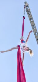 Zum Stadtfest ging es sportlich hoch hinaus - Tuch-Akrobatik am Kran: Die 14-jährige Joline Fuchs vom Verein TAM zeigte auf der Sportmeile spektakuläre Übungen.