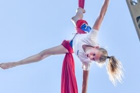 Zum Stadtfest ging es sportlich hoch hinaus - Tuch-Akrobatik am Kran: Die 14-jährige Joline Fuchs vom Verein TAM zeigte auf der Sportmeile spektakuläre Übungen.