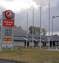 Zum Tanken und Essen nach drüben - Die Free Gas1-Tankstelle in Mníšek ist die erste in dem kleinen Ort. Hier kostet der Liter Super am Vergleichstag 1,52 Euro.