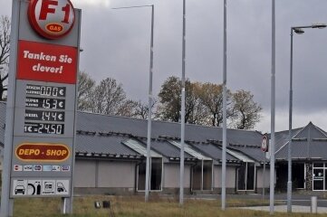 Zum Tanken und Essen nach drüben - Die Free Gas1-Tankstelle in Mníšek ist die erste in dem kleinen Ort. Hier kostet der Liter Super am Vergleichstag 1,52 Euro.