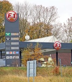Zum Tanken und Essen nach drüben - Die F1-Tankstelle in Mníšek bot den Liter Super für 1,51 Euro an.