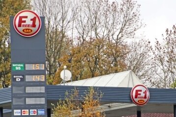 Zum Tanken und Essen nach drüben - Die F1-Tankstelle in Mníšek bot den Liter Super für 1,51 Euro an.