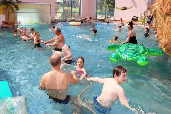 Speziell für die jungen Besucher gab es während der Geburtstagsfeier verschiedene Spiele wie ein Tauziehen im Wasser. 