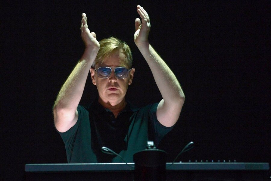Andy Fletcher, Mitglied der britischen Synthie-Pop-Band Depeche Mode, spielte bei der "The Delta Machine Tour" auf der Bühne im Olympiastadion in Berlin. Nun ist der Musiker gestorben. 