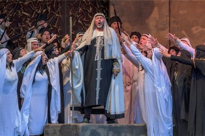 Zum vierten Mal: "Nabucco"-Open-Air an der Göltzschtalbrücke in Netzschkau abgesagt - "Nabucco" mit der Festspieloper Prag ist erneut nicht an der Göltzschtalbrücke zu sehen. In der Bildmitte: Jurij Kruglov als Zachharias. 