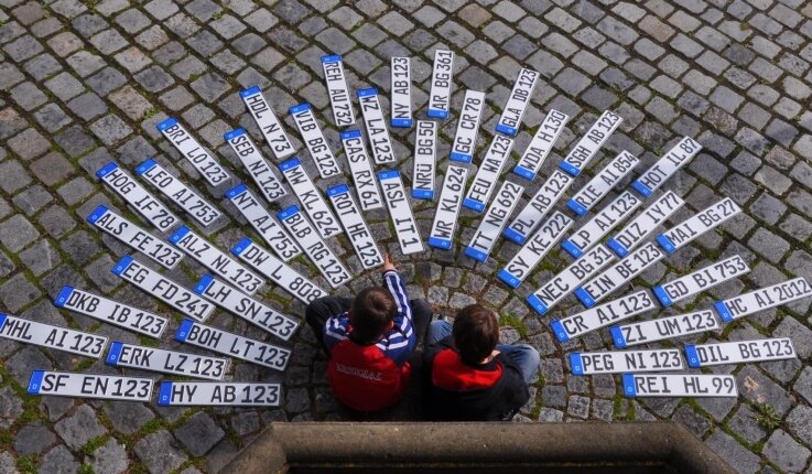 Zurück zu ausgemusterten Nummernschildern: Sachsen mischen bei Debatte mit - 
              <p class="artikelinhalt">Die 51 befragten Städte in Deutschland: Darunter sind auch ein Dutzend Kommunen in Sachsen, deren Buchstabenkombinationen am Nummernschild keine Gültigkeit mehr haben. Das soll sich wieder ändern. </p>
            