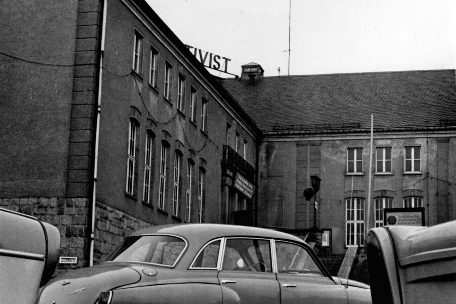 Zur Hoch-Zeit der Wismut im Erzgebirge: Kulturhaus Aktivist in Bad Schlema wurde vor 70 Jahren eröffnet - Eine Aufnahme aus den 1960er-Jahren.