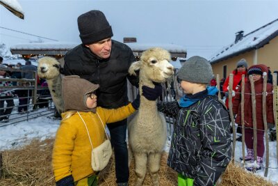 Zur Hofweihnacht auf dem Alpaka-Hof in Brunn gibt es sogar Alpaka-Brot - Tobias Klose erzählt Kindern Wissenswertes zu den Tieren.