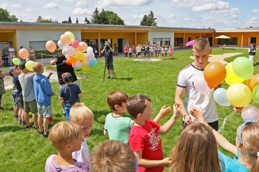 Zur Horteröffnung steigen bunte Luftballons in den Himmel - Zur offiziellen Eröffnung des Hortneubaus im Zwickauer Ortsteil Oberhohndorf ließen die Mädchen und Jungen am Montagnachmittag 50bunte Luftballons in den Himmel fliegen. 
