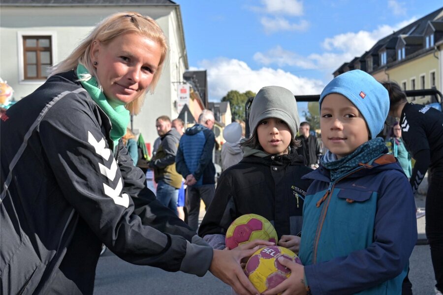 Zur Kirmes in Zwönitz sorgen Vereine für viel Spaß und Bewegung für Kinder - Zur Kinder-Aktiv-Challenge bei der Zwönitzer Kirmes gehörte auch ein Stand des Zwönitzer HSV. Dort leitete Laureen Schmiedel vom Verein die Kinder an, so Leon und Luca Reich.