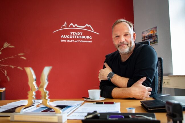 Zu Kaffee hat Dirk Neubauer eine besondere Beziehung. Im Jahr 2013 hat er in Augustusburg eine Kaffeerösterei eröffnet. Im gleichen Jahr wurde er als Bürgermeister gewählt, vor zwei Jahren als Rathauschef bestätigt. Nun will er sich um den Posten des Landrats bewerben. 