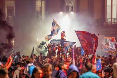 Zur Meisterschaft des SSC Neapel: Eine Eruption ganz ohne den Vesuv - Aufgeheizt vom Feuer unter der Stadt: Napoli-Fans feiern den Titel. 