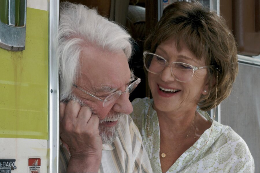 Zur Woche der Demenz ins Kino nach Greiz - Ella (Helen Mirren) und John (Donald Sutherland) an der Tür ihres Oldtimer-Wohnmobils in einer Szene des Films "Das Leuchten der Erinnerung", den sich die Reichenbacher Selbsthilfegruppe in Greiz anschauen will.