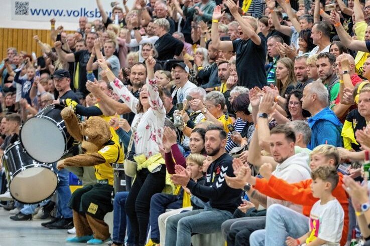 Zurück in die Erfolgsspur - Nach der Niederlage in Pirna wollen die Oberlosaer Handballer mit Hilfe ihrer Fans wieder einen Sieg feiern. Mit der HSG Freiberg gastiert ein alter Rivale in der Plauener Kurt-Helbig-Sporthalle.
