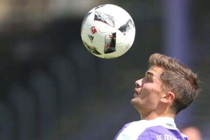 Zurück ins Zentrum - Julian Riedel hat den Ball und auch einen Platz in der Startformation fest im Blick.