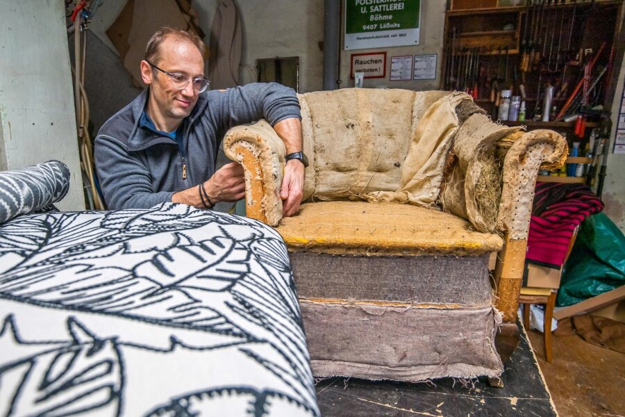 Zurück zum Handwerk: In Lößnitz hält ein Sofa wieder 50 Jahre - Ein hundertjähriger Sessel – geht der noch? Und ob, sagt Hartwig Böhme. Der wird wieder wie neu. Im Vordergrund zu sehen: der künftige Stoffbezug.