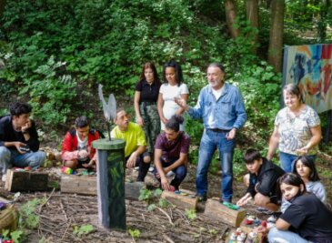 Zurück zur Natur im Rittergut - Pier Giorgio Furlan (5. v. r.) begrüßte die Schüler von DaZ-Lehrerin Ines Hofmann (4. v. r.) aus Mittweida im Park am Rittergut Ehrenberg. 