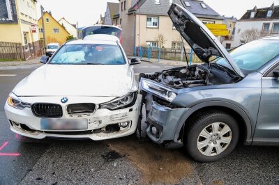 Zusammenstoß auf der B 101 in Lauter - Ein BMW und ein Audi stießen am Samstagnachmittag auf der B 101 in Lauter zusammen.