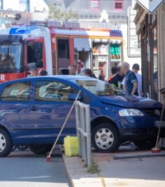 Zusammenstoß auf der Kreuzung - Nach der Kollision mit einem weiteren Pkw hat die Fahrerin eines VW mit ihrem Auto am Dienstagmorgen in Thum noch ein Fußgängergeländer durchbrochen. 