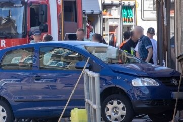 Nach der Kollision mit einem weiteren Pkw hat die Fahrerin eines VW mit ihrem Auto am Dienstagmorgen in Thum noch ein Fußgängergeländer durchbrochen. 
