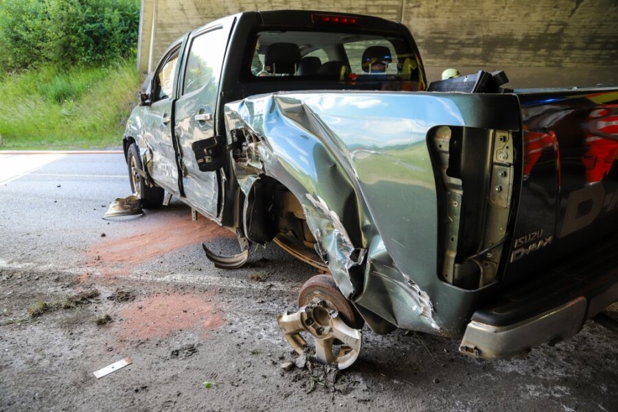 Zusammenstoß beim Autobahnzubringer/S255 in Aue-Bad Schlema - Schwer beschädigter Isuzu Pick-up an der Unfallstelle 