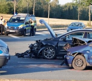 Zusammenstoß beim Linksabbiegen - Beim Abbiegen von der Augustusburger Straße auf den Südring stieß ein VW Polo mit einem VW Passat zusammen. Beide Autofahrer erlitten leichte Verletzungen. 