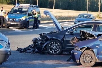 Beim Abbiegen von der Augustusburger Straße auf den Südring stieß ein VW Polo mit einem VW Passat zusammen. Beide Autofahrer erlitten leichte Verletzungen. 