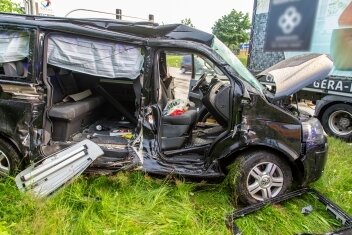 Zusammenstoß beim Linksabbiegen - Der Fahrer dieses VW Multivan wurde verletzt.